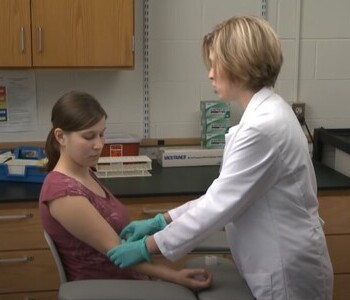 Лечение зависимости от аптечных препаратов в Туапсе Врач делает инъекцию пациентке