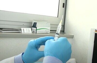 Проведение кодирования Вивитролом в Туапсе Шприц с Вивитролом в руках у врача